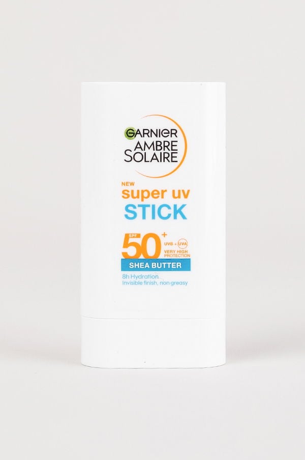 Garnier Ambre Solaire Super UV Stick med SPF 50, erbjuder mycket hög solskydd, 8 timmars hydrering och en osynlig, icke-fet finish. Perfekt för effektivt skydd mot UV-strålar.