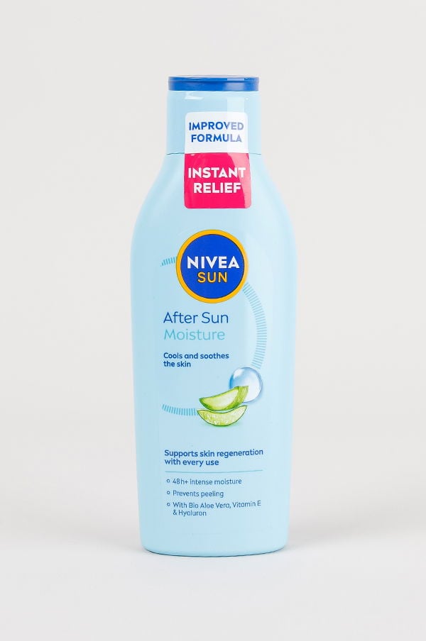 Flaska med Nivea Sun After Sun Moisture, som ger kylande och lugnande effekt på huden. Produkten lovar 48 timmar av intensiv fukt, förhindrar fjällande hud och innehåller ingredienser som aloe vera, vitamin E och hyaluron.