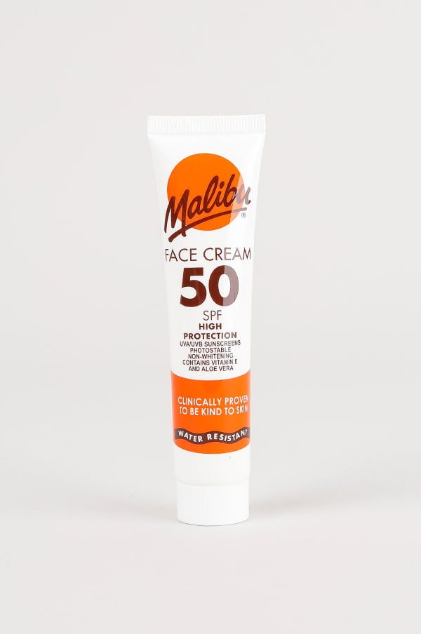 Malibu ansiktskräm med SPF 50, hög solskydd, vattenresistent och innehåller vitamin E och aloe vera, kliniskt bevisad att vara skonsam mot huden.
