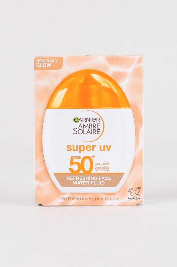 Garnier Ambre Solaire Super UV SPF 50+ ansiktsfluid, skyddande solkräm för ansiktet, ger mycket hög UV-skydd och en fräsch känsla. Cruelty-free produkt för daglig användning.