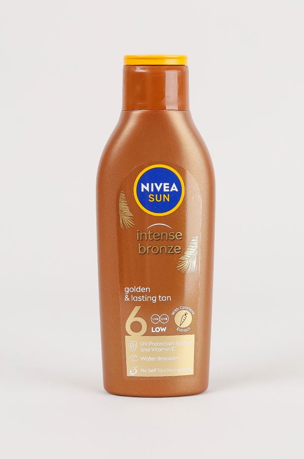 NIVEA Sun Intense Bronze solkräm i flaska, ger en gyllene och långvarig bränna med låg solskyddsfaktor 6. Innehåller UV-skydd och vitamin E, är vattenresistent och utan självbrunande ingredienser.