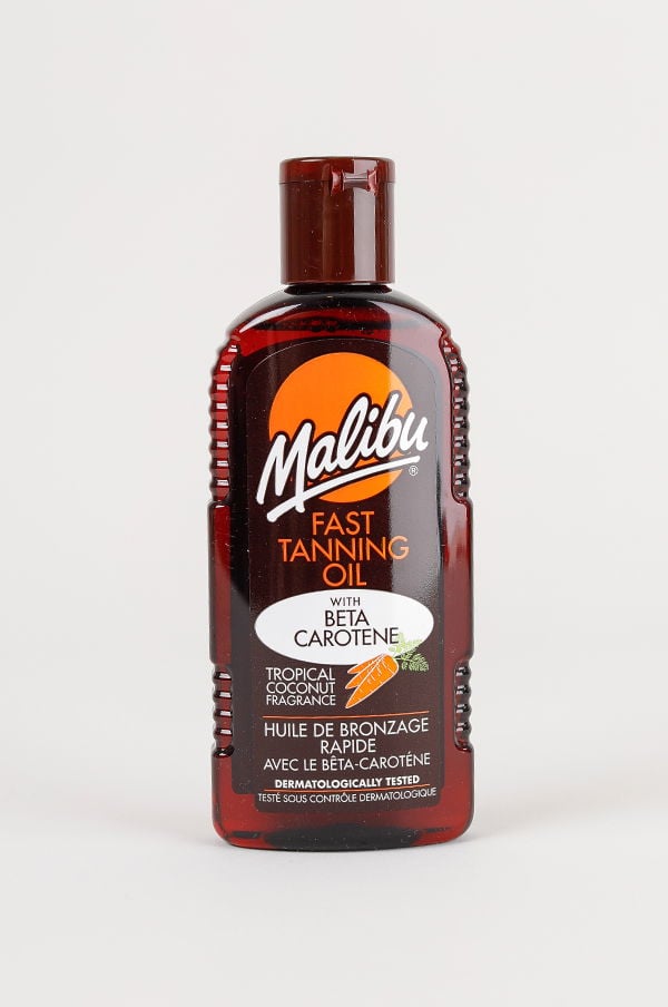 Flaska med Malibu Fast Tanning Oil, innehållande beta-karoten och tropisk kokosdoft, dermatologiskt testad. Perfekt för snabb solbränna.