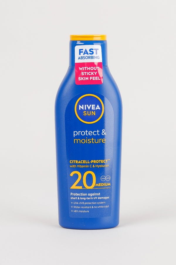 NIVEA Sun solskyddsmedel i blå flaska med texten "Protect & Moisture", innehållande Citracell-Protect med vitamin C och hyaluron. SPF 20, skyddar mot kort- och långvariga UV-skador, vattenresistent och utan vit hinna. Snabbabsorberande formel utan klibbig känsla.