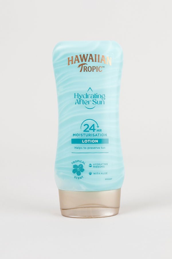 Hawaiian Tropic Hydrating After Sun-lotion i blå förpackning, utformad för att återfukta huden och bevara solbrännan i 24 timmar. Innehåller aloe vera och har en tropisk doft.