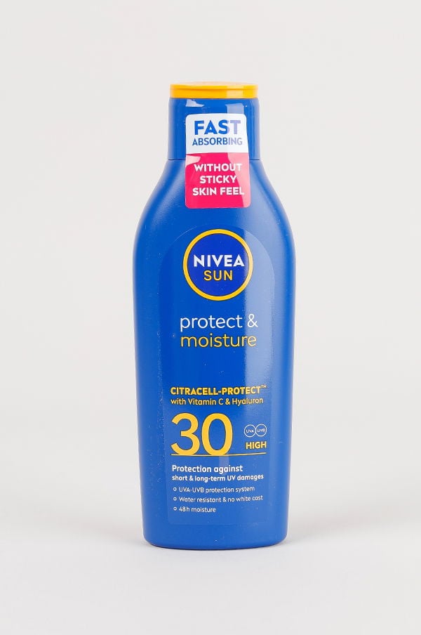 NIVEA Sun Protect & Moisture solkräm med SPF 30, innehållande Vitamin C och Hyaluron. Snabbabsorberande formula utan klibbig känsla, skyddar mot kort- och långsiktiga UV-skador. Vattenresistent och ger 48 timmars fukt.