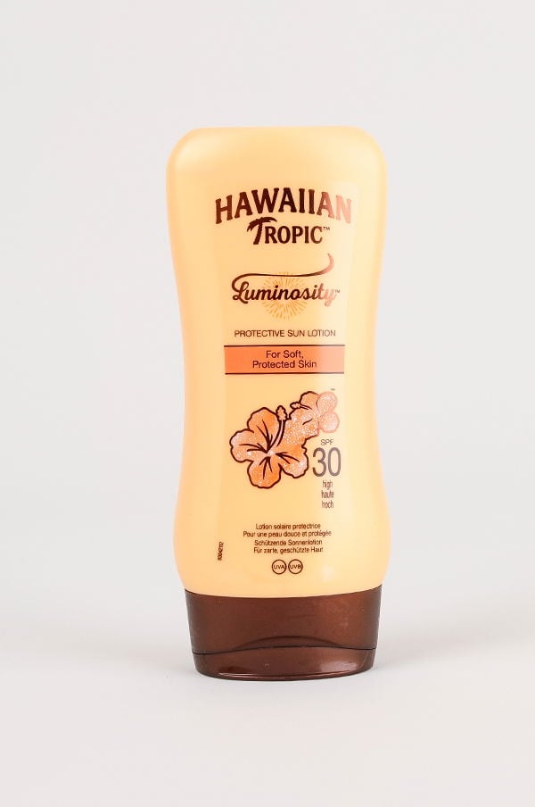 Hawaiian Tropic Luminosity solskyddslotion med SPF 30 för mjuk och skyddad hud.