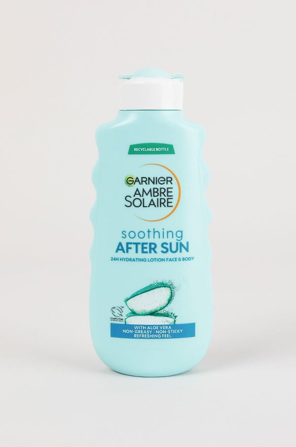 Garnier Ambre Solaire Soothing After Sun lotion i återvinningsbar flaska, 24-timmars återfuktande kräm för ansikte och kropp med aloe vera, icke-klibbig och fräsch känsla.
