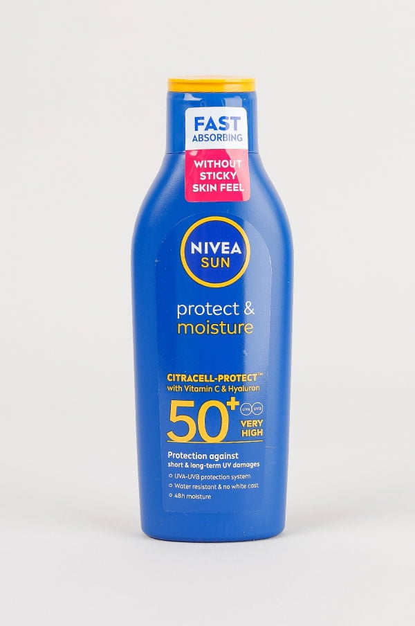 Solekräm från NIVEA SUN med SPF 50+, innehållande Citracell-Protect™ med vitamin C och hyaluron. Ger hög skydd mot UV-strålar och fukt i upp till 48 timmar. Snabbabsorberande formula utan klibbig känsla.