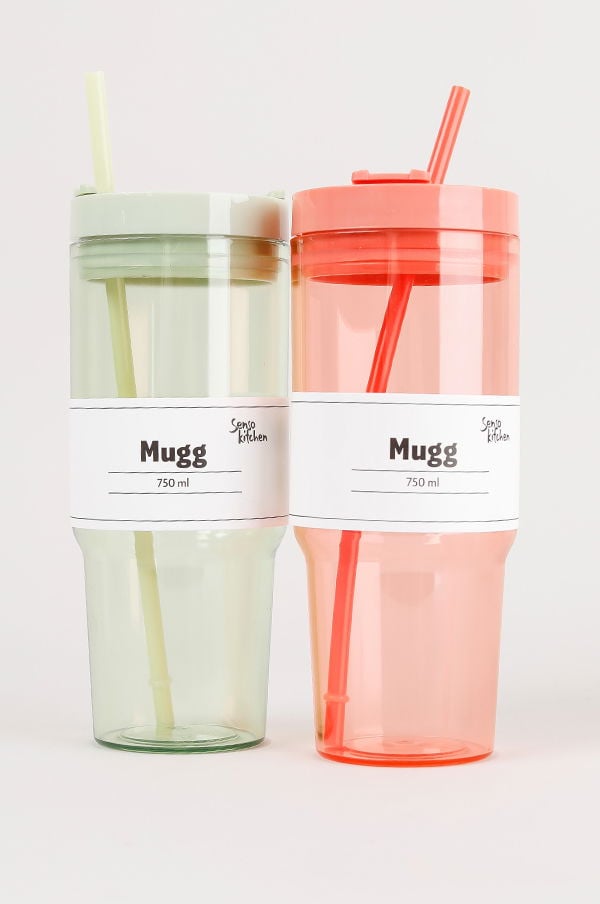 Två plastmuggar med sugrör i färgerna grön och rosa, varje mugg rymmer 750 ml. Muggarna är märkta med "Mugg" och kommer från Senso Kitchen. Perfekta för kalla drycker och utomhusbruk.