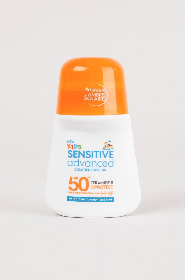 Solskyddsprodukt för barn från Garnier Ambre Solaire, med SPF 50+, ceramid och skyddande egenskaper. Färgad roll-on som är vatten-, svett- och sandresistent.