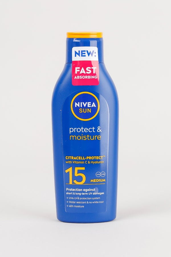 NIVEA Sun Protect & Moisture solskyddskräm med SPF 15, innehållande Citracell-Protect™, vitamin C och hyaluron. Snabbabsorberande formula för skydd mot kort- och långsiktiga UV-skador, vattentålig och utan vit beläggning. Ger 48 timmars fuktighet.