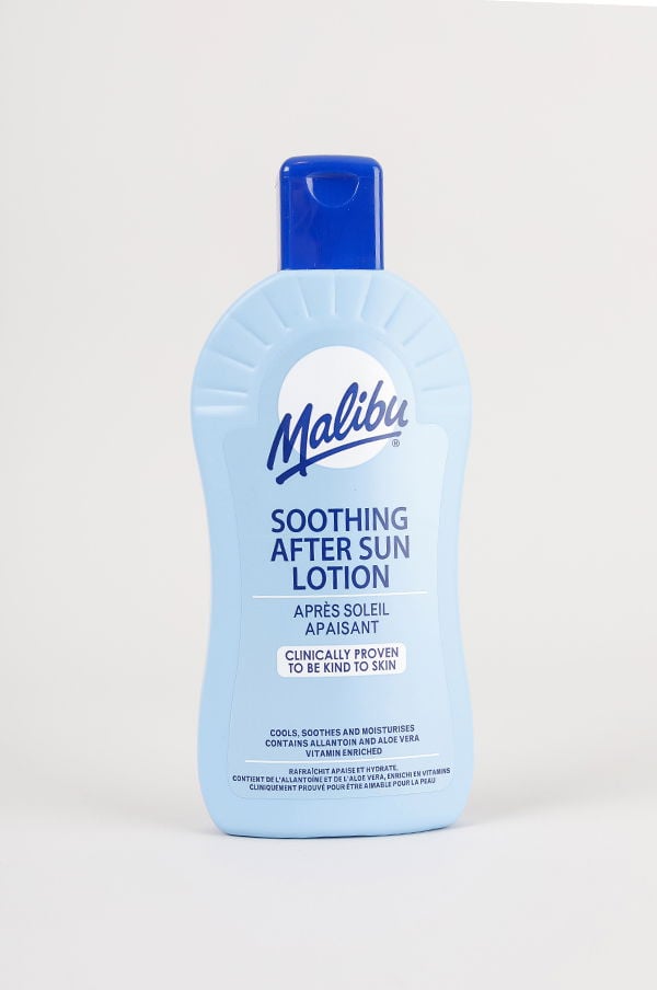 Malibu lugnande aftersun-lotion i blå flaska, kliniskt bevisad att vara snäll mot huden, innehåller allantoine och aloe vera för att kyla, lugna och återfukta huden efter solning.
