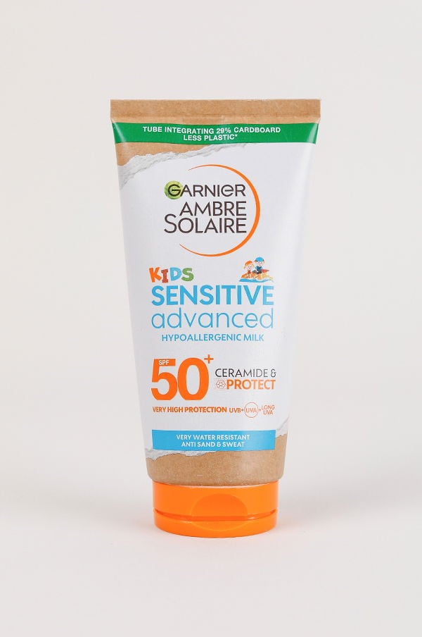 Solskydd för barn från Garnier Ambre Solaire, hypoallergenisk mjölk med SPF 50+. Mycket hög skydd mot UVB- och UVA-strålar, vattenresistent och motstår sand och svett. Förpackningen innehåller 29% kartong för att minska plastanvändningen.