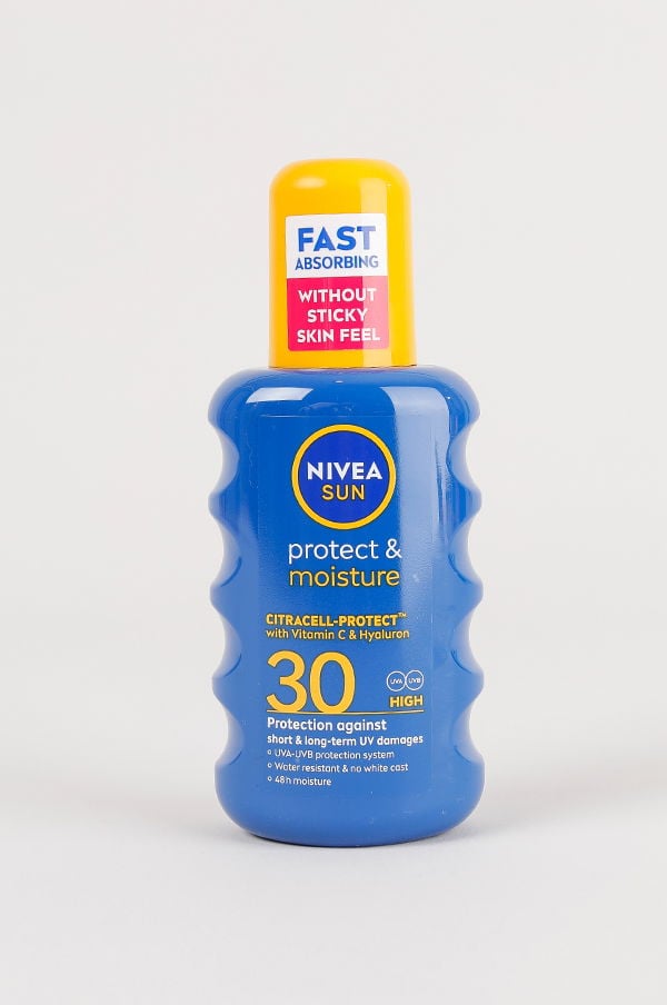 NIVEA Sun Protect & Moisture solkräm i blå flaska med SPF 30, innehållande Citracell-Protect, vitamin C och hyaluron. Snabbabsorberande formula som ger skydd mot kort- och långsiktiga UV-skador, vattenresistent och utan vitt spår.
