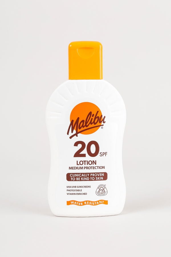 Malibu 20 SPF lotion med medel skydd, vattenresistent och berikad med vitaminer, för att skydda huden mot UVA/UVB-strålar.