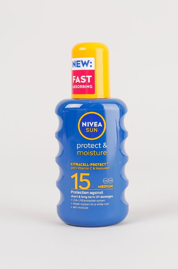 NIVEA Sun solskyddsmedel med SPF 15, CITRACELL-PROTECT™ innehållande vitamin C och hyaluron, ger skydd mot kort- och långvariga UV-skador, är vattenavvisande och ger 48 timmars fukt. Flaskan har en blå design med en gul kork.