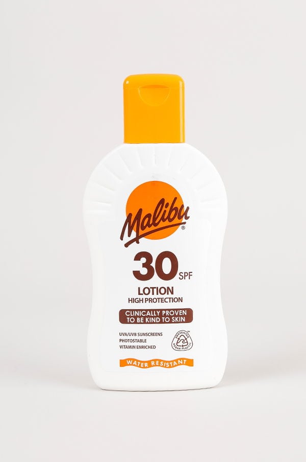 Solskyddslotion från Malibu med SPF 30, hög skyddsnivå, vattenresistent och berikad med vitaminer. Kliniskt bevisad att vara skonsam mot huden.
