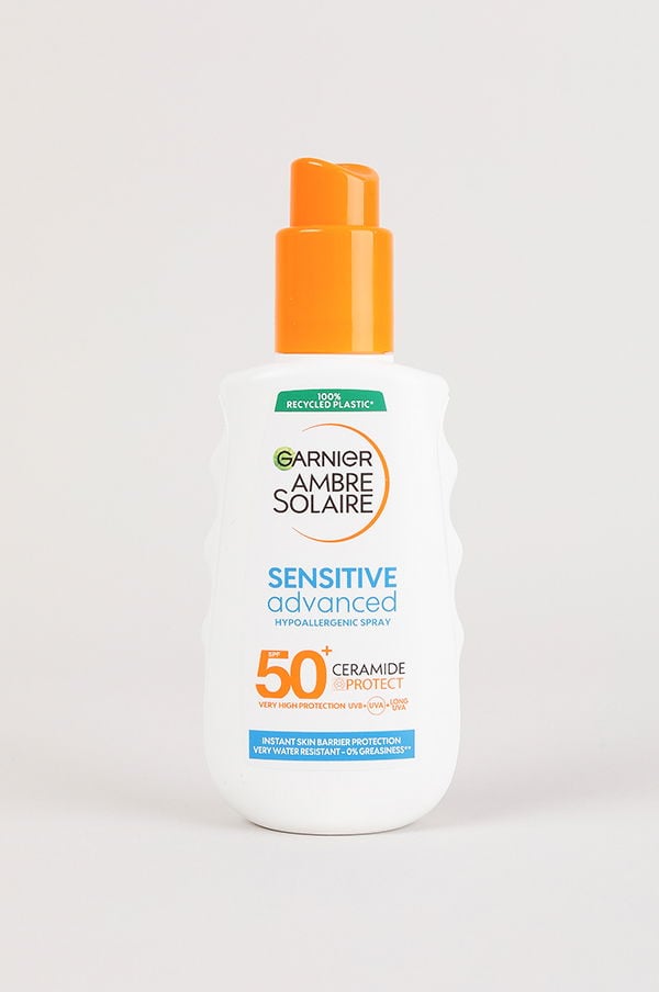 Solskyddsspray från Garnier Ambre Solaire, Sensitive Advanced, med SPF 50+. Hypoallergenisk formula som ger mycket hög skydd mot UVA- och UVB-strålar. Innehåller ceramider för att skydda huden och är mycket vattenresistent. Förpackning av 100% återvunnen plast.