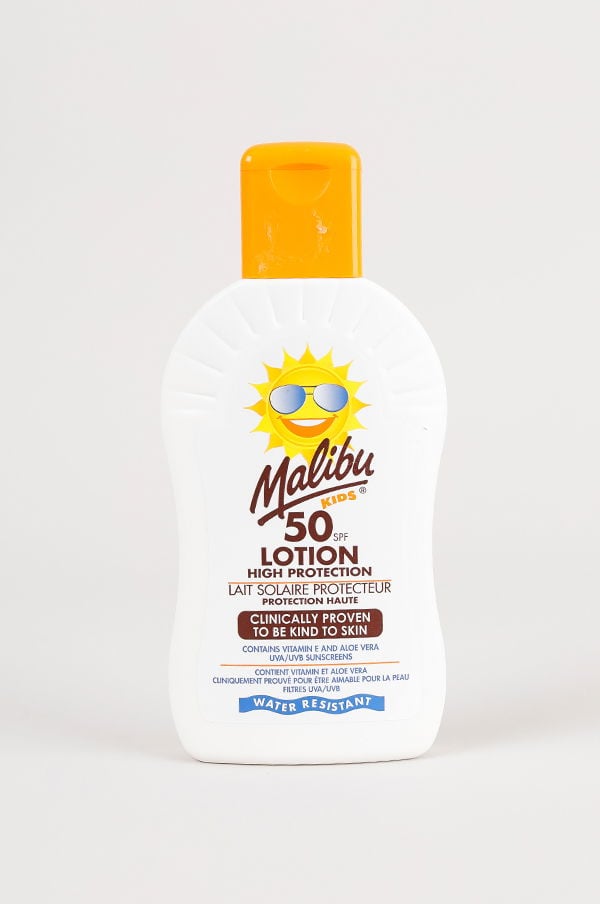 Solkräm för barn från Malibu med SPF 50, hög skyddsnivå, vattenresistent och innehåller vitamin E och aloe vera för att vara skonsam mot huden.