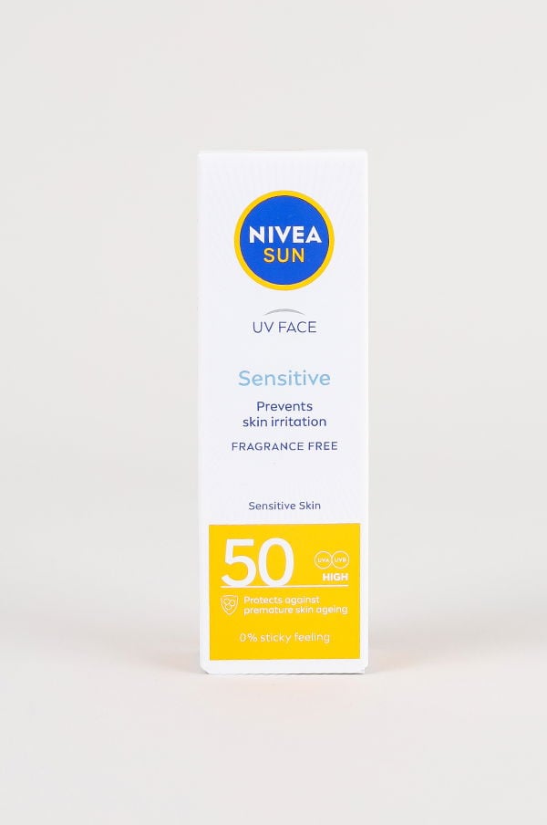 NIVEA Sun UV Face Sensitive solskyddskräm i förpackning som förebygger hudirritation, doftfri, med SPF 50, skyddar mot för tidigt åldrande av huden och lämnar ingen klibbig känsla.