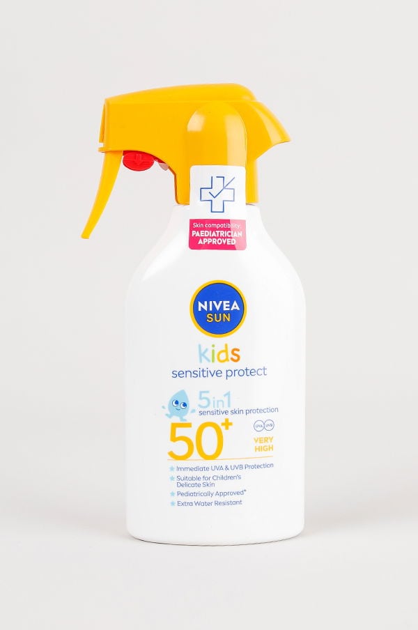 NIVEA Sun Kids Sensitive Protect solskyddsspray för barn, 5 i 1, SPF 50+, erbjuder omedelbart skydd mot UVA och UVB-strålar. Godkänd av barnläkare och lämplig för känslig hud. Extra vattenresistent för långvarigt skydd.