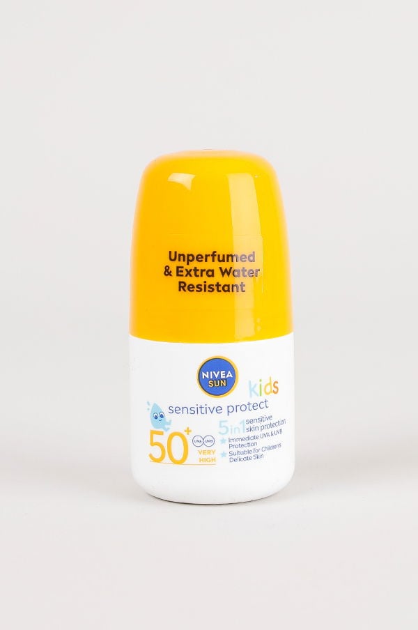 NIVEA Sun Kids solskydd med SPF 50, extra vattenresistent och parfymerad. 5-i-1 skydd för känslig hud, lämplig för barn.