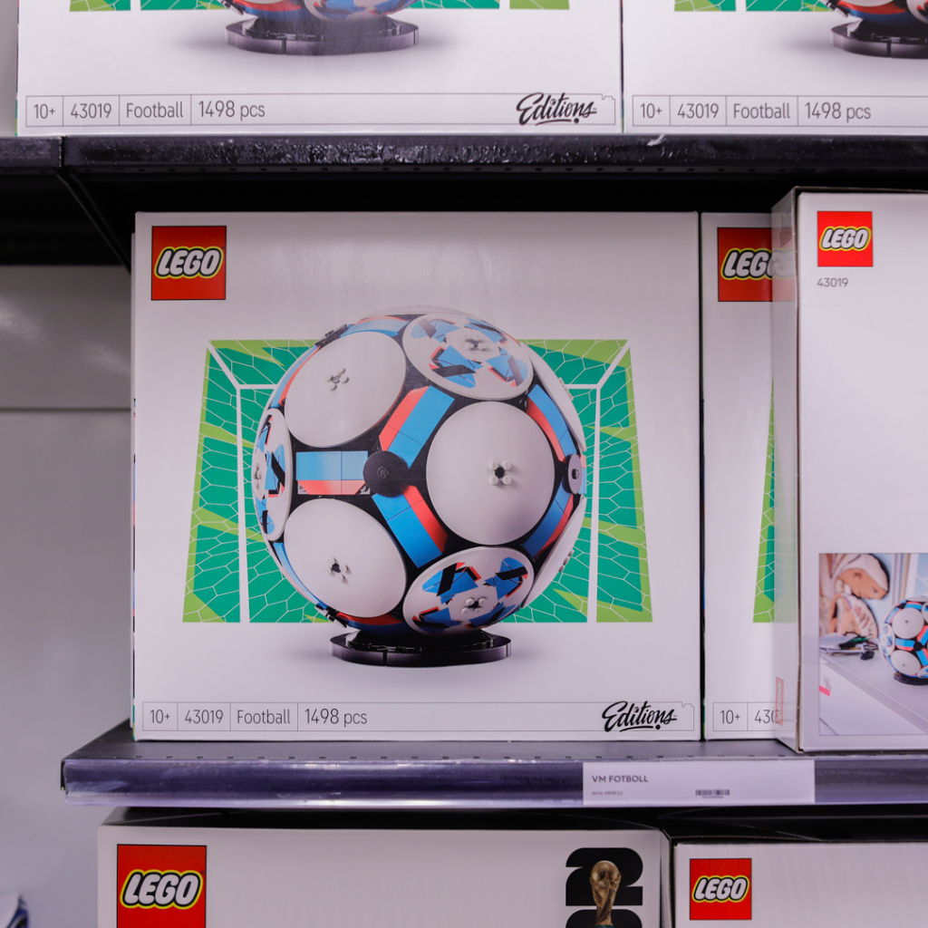 LEGO set 43019 med en fotboll i detalj, innehållande 1498 bitar, avsedd för barn från 10 år och uppåt, placerad på hylla i butik.