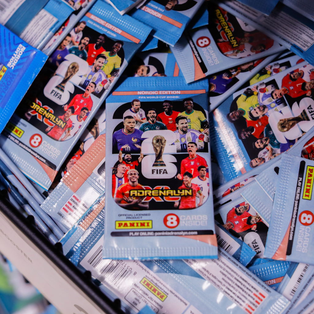 Förpackningar med Adrenalyn FIFA World Cup 2022 samlarkort, Nordic Edition, med bilder av kända fotbollsspelare och en FIFA-trofé, från Panini.