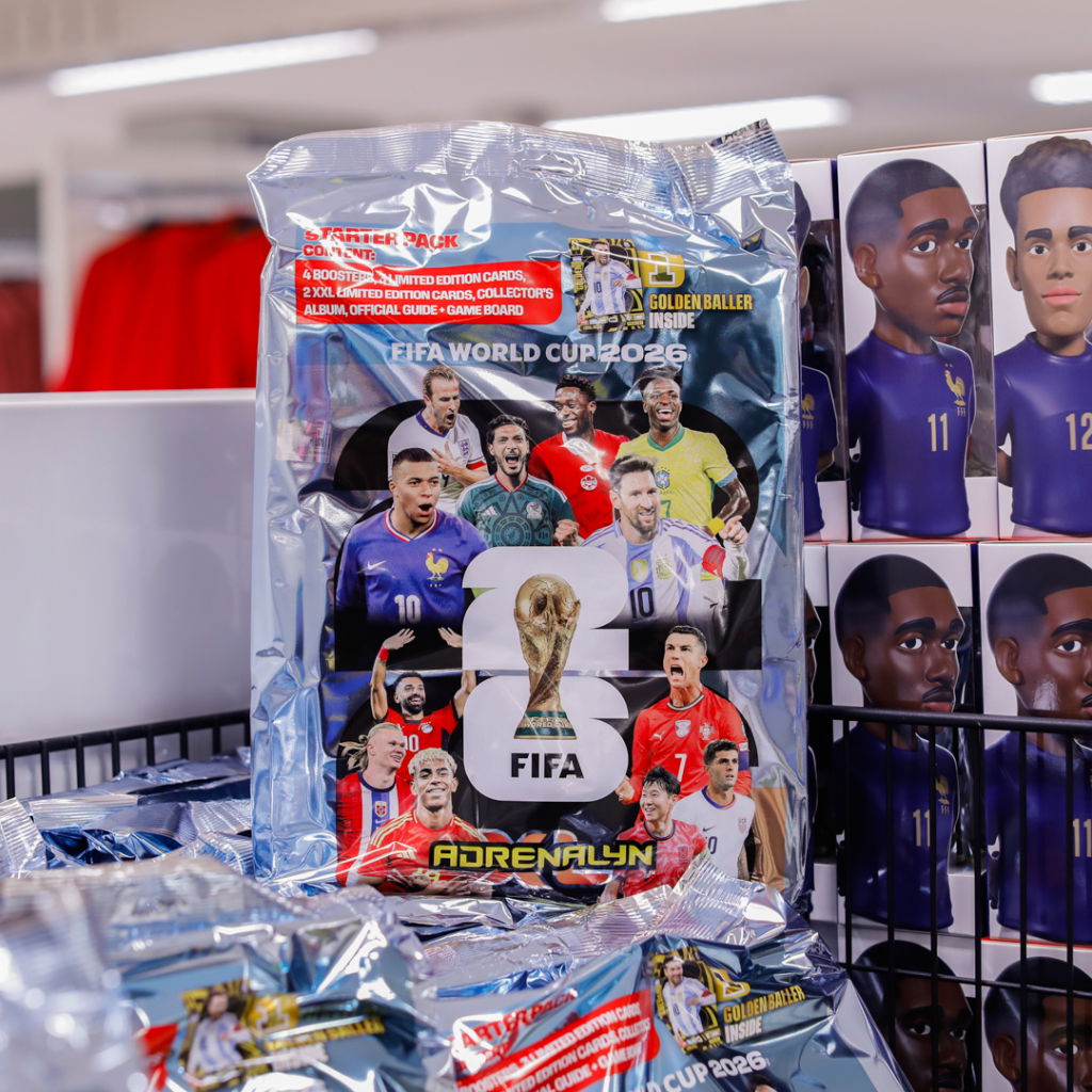 Startpaket för FIFA World Cup 2026 med samlarbilder och begränsade utgåvor. Förpackningen visar kända spelare och innehåller ett album, en officiell guide och ett spelbräde.
