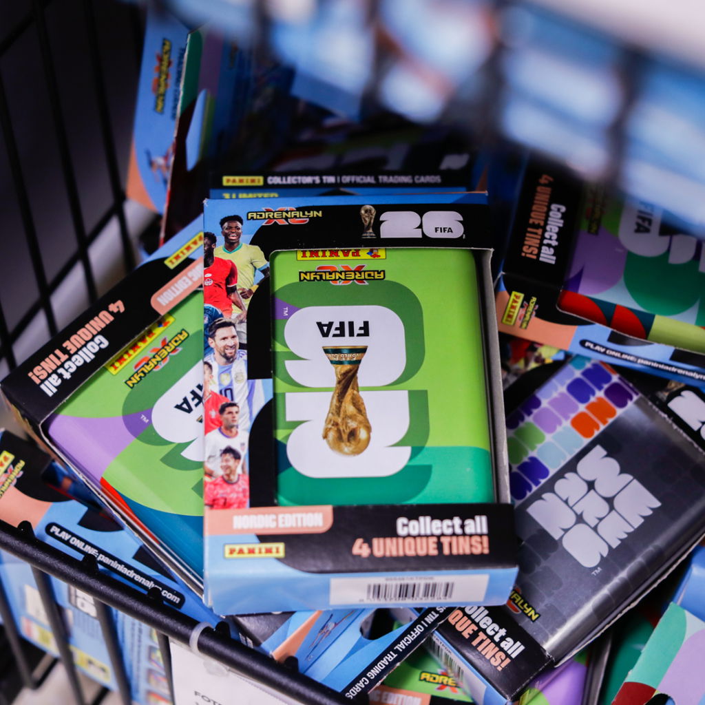 Samling av Panini FIFA Adrenalyn tradingkort i en butik, inklusive flera unika förvaringslådor och en Nordic Edition.