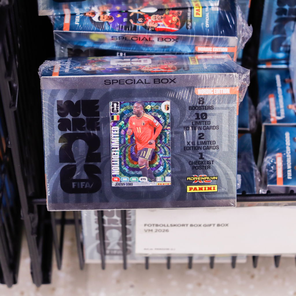 Specialbox för FIFA-kort, Nordisk utgåva, inklusive 47 boosters, 10 begränsade kort och 2 XXL begränsade kort. Innehåller även en checklist-posters.