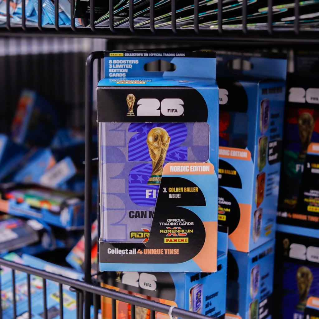 Samling av FIFA Adrenalyn XL kort i en butik, inklusive en Nordic Edition tin med boosterpaket och en Golden Baller.