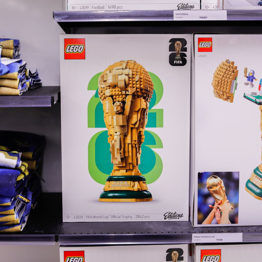 LEGO-set med FIFA World Cup-trofén, 2842 bitar, i butikshylla.