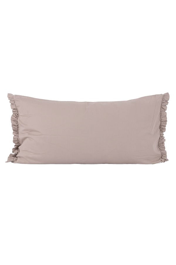 Lång kudde med volanger i en mjuk beige färg, perfekt för att lägga till stil och komfort i inredningen.