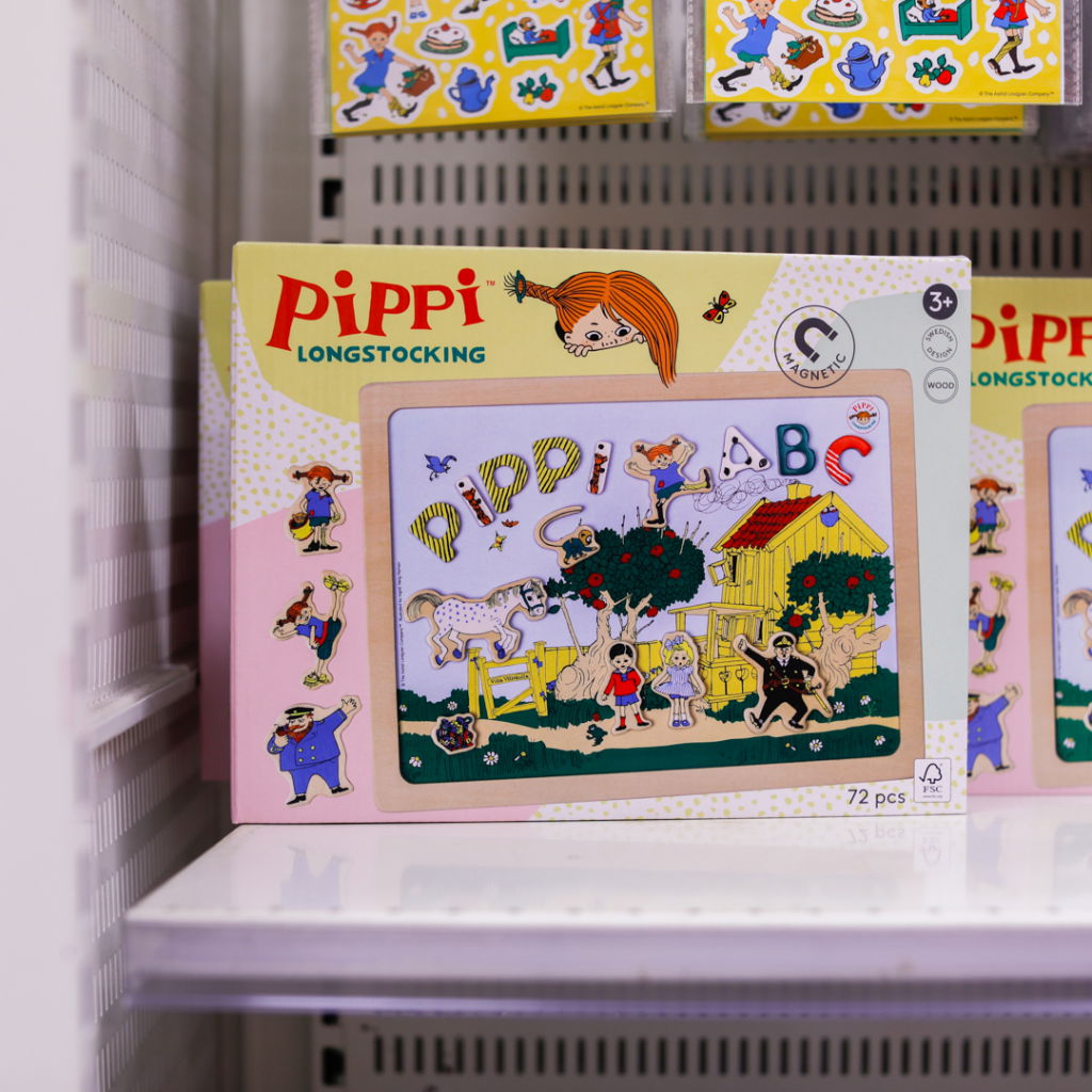 Pippi Långstrump magnetiskt ABC-spel för barn, med färgglada illustrationer och 72 bitar, förvaring i en attraktiv förpackning. Perfekt för lärande och lek.