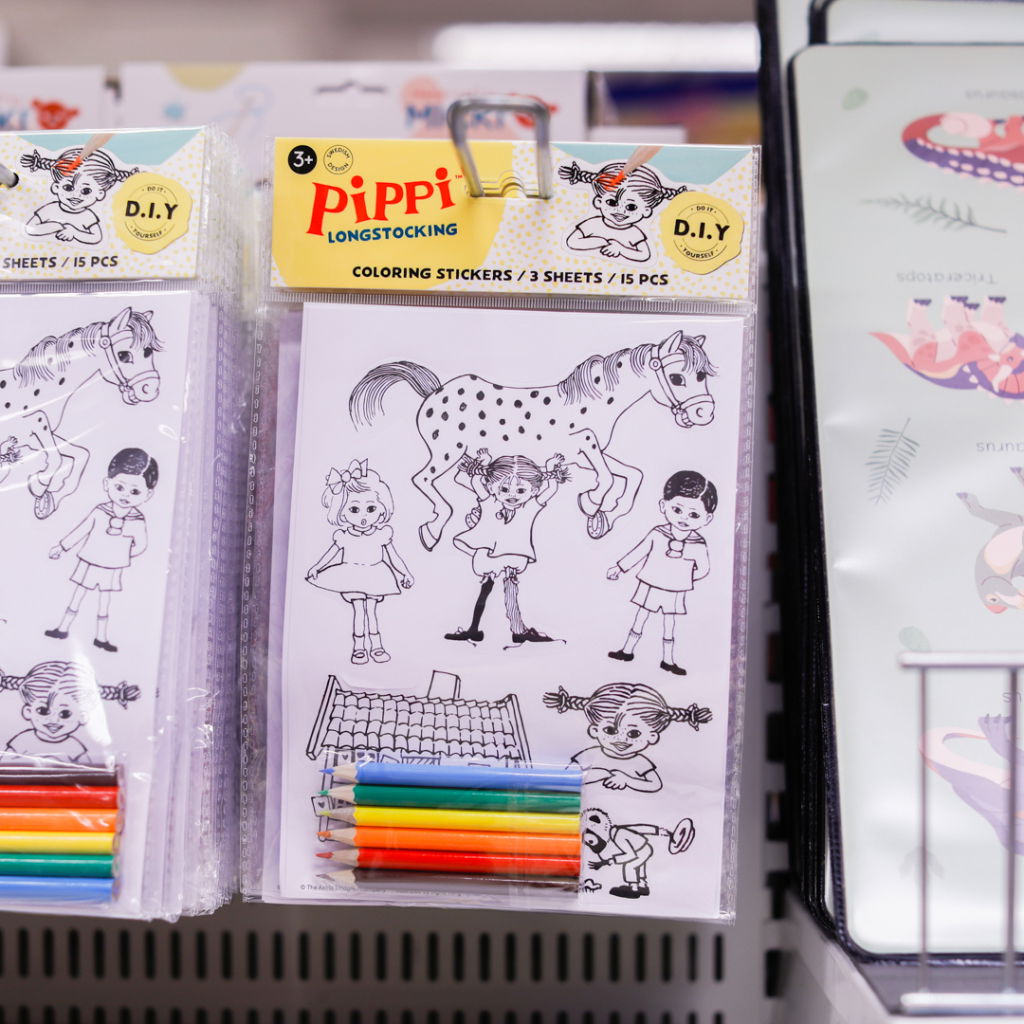 Färgläggningsklistermärken med Pippi Långstrump-tema, innehållande tre ark och 15 motiv. Inkluderar färgpennor i olika färger för kreativt skapande.