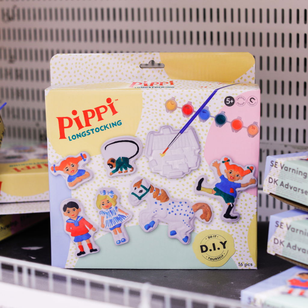 Förpackning av Pippi Långstrump D.I.Y. set med 16 delar, inklusive figurer av Pippi, Tommy, Annika och hennes häst. Innehåller färger och pensel för kreativt skapande. Rekommenderad ålder: 5 år och uppåt.