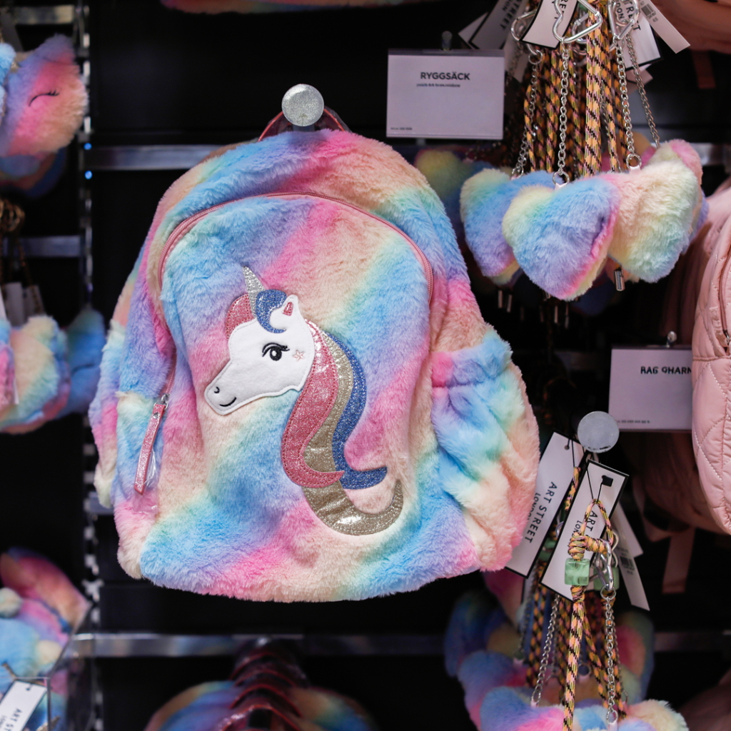 Färgglad unicorn-ryggsäck i mjukt plyschmaterial, perfekt för barn. Designad med glittrande detaljer och en söt enhörning på framsidan, idealisk för skola eller fritid.
