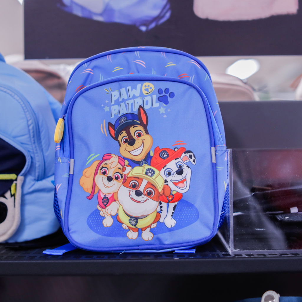 Blå ryggsäck med Paw Patrol-motiv, inklusive karaktärerna Chase, Skye, Rubble och Marshall, perfekt för barn och skola.