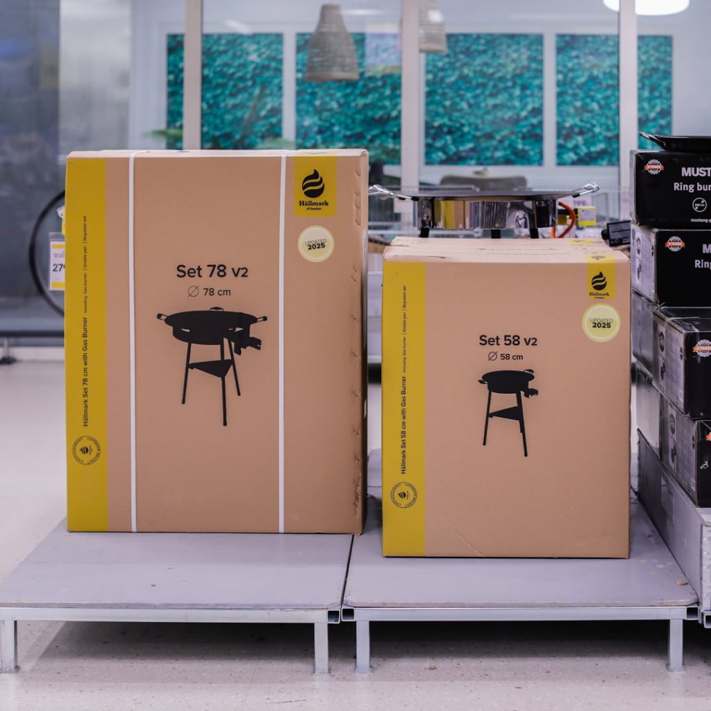 Förpackningar med grillset i olika storlekar, Set 78 v2 (78 cm) och Set 58 v2 (58 cm), placerade på en hylla i en butik.