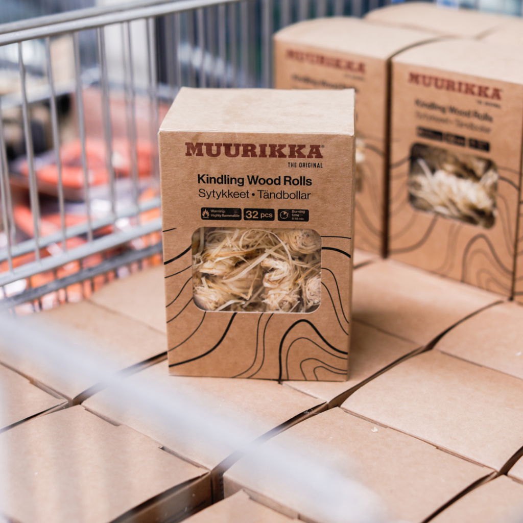 Förpackning med Muurikka tändbollar i en korg, innehållande 32 stycken, perfekt för att enkelt starta en eld.