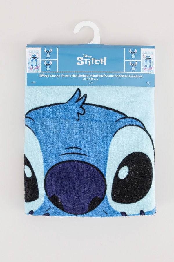 Disney Stitch handduk i ljusblått med karaktären Stitchs ansikte, mått 70 x 140 cm. Perfekt för stranden eller badet.