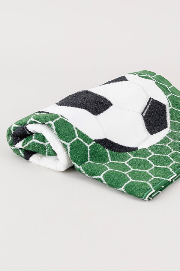 Färgglad fotbollshandduk med grön och vit design, perfekt för sportiga aktiviteter eller som en gåva till fotbollsälskare.