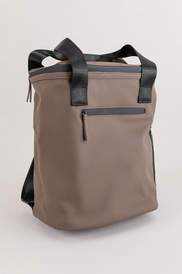 Stylish och funktionell ryggsäck i brunt material med svarta detaljer, perfekt för vardagsbruk och resor. Designad med både handtag och axelrem för enkel bärbarhet.