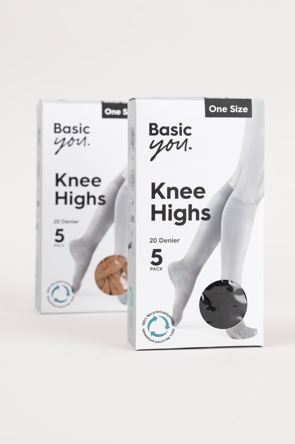 Förpackning med knähöga strumpor från Basic You, 20 denier, innehållande 5 par i svart och hudfärg. Produkterna är i en storlek och tillverkade av 100% återvunna material.