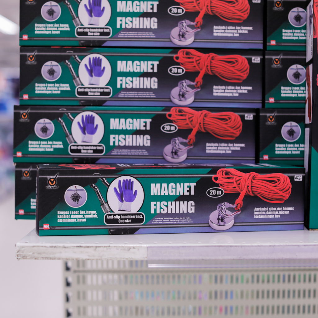Förpackningar med magnetfiskeset som innehåller 20 meter rep och en anti-sklidhandske. Produkten är avsedd för användning i sjöar, hamnar och kanaler för att dra upp föremål från vattnet.