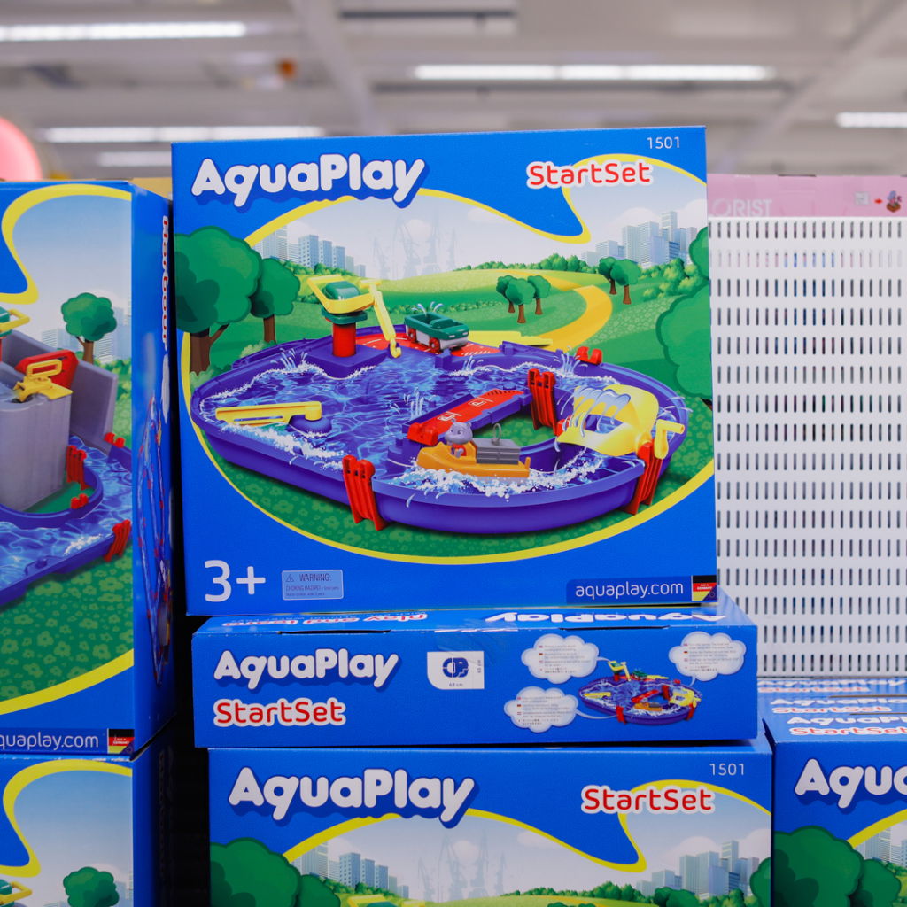 AquaPlay StartSet för barn över 3 år, med vattenlek och färgglada tillbehör, perfekt för utomhuslek och stimulerande lärande.