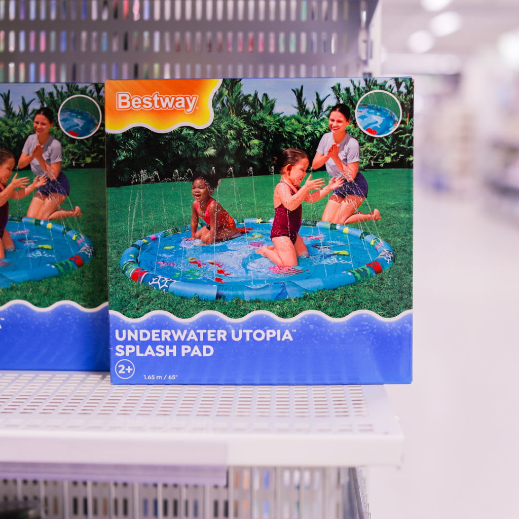 Förpackning av Bestway Underwater Utopia Splash Pad, med barn som leker i en vattensprutande plaskmatta på gräset, perfekt för sommarlek och utomhusaktiviteter.