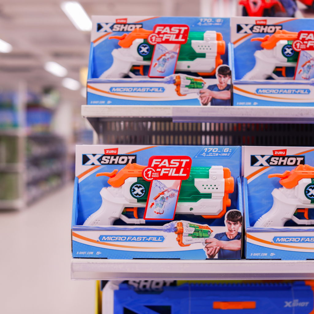 Förpackningar med Zuru X-Shot Micro Fast Fill vattenpistoler på hylla i butik, med fokus på snabb påfyllning och lekfull design.