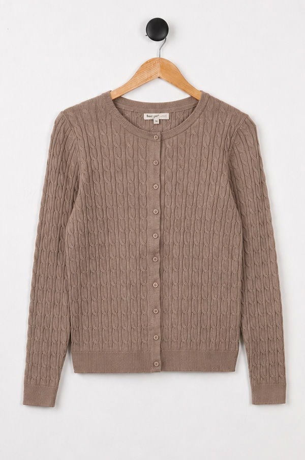 Beige cardigan med knappar och struktur i stickat mönster, hängande på en klädhängare. Perfekt för en avslappnad och stilren look.